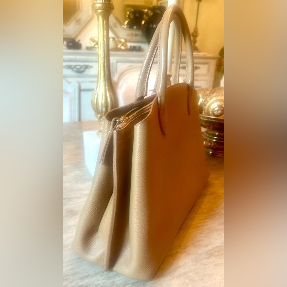 Elegant Tan Leather Handbag, perfect to carry to work, made in Italy - Picture 6 of 13